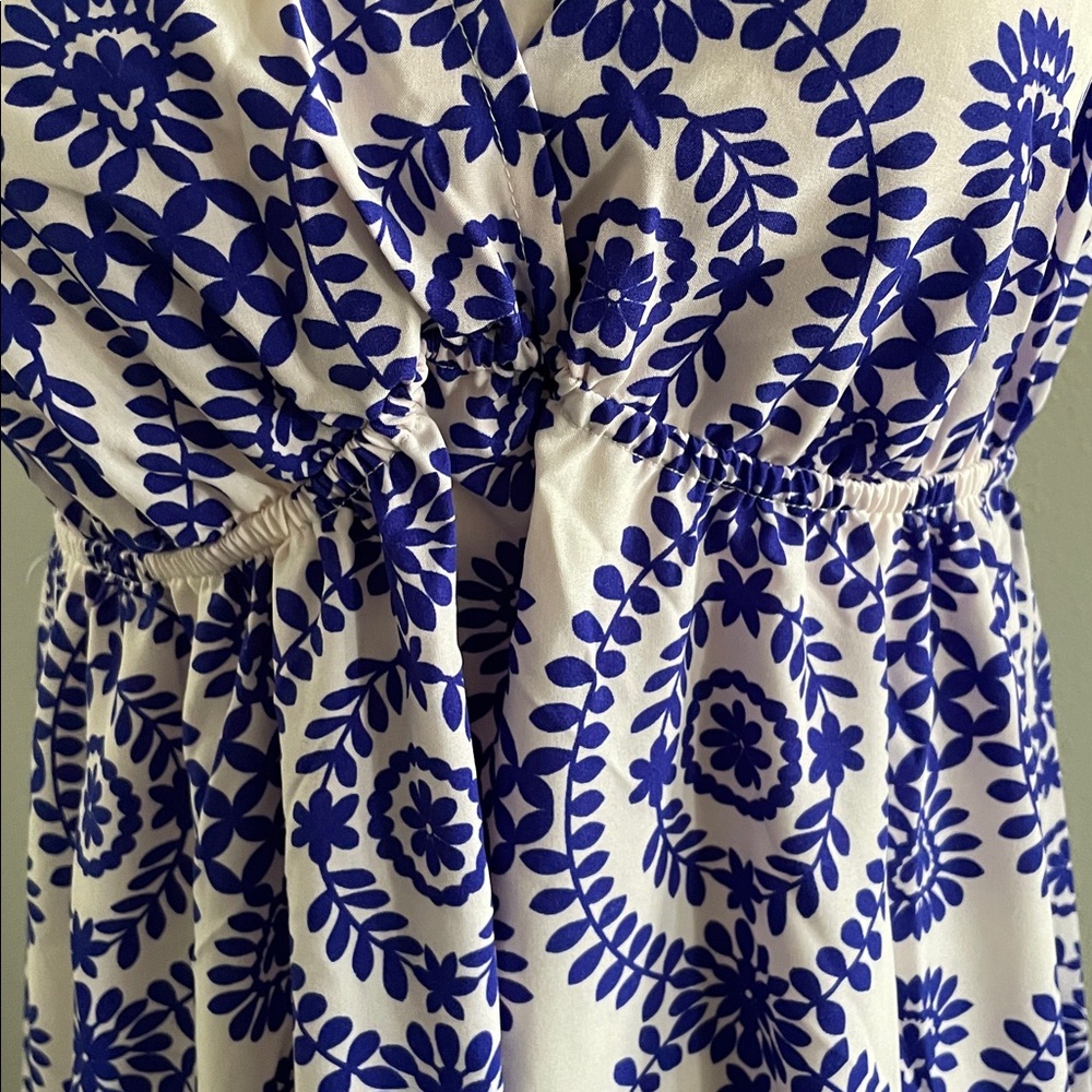 ♥️Cupshe♥️ Blue and White pattern maxi Dress, size (Med) - Picture 8 of 12